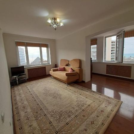 Flat at the seafront Appartamento Aqtau Esterno foto